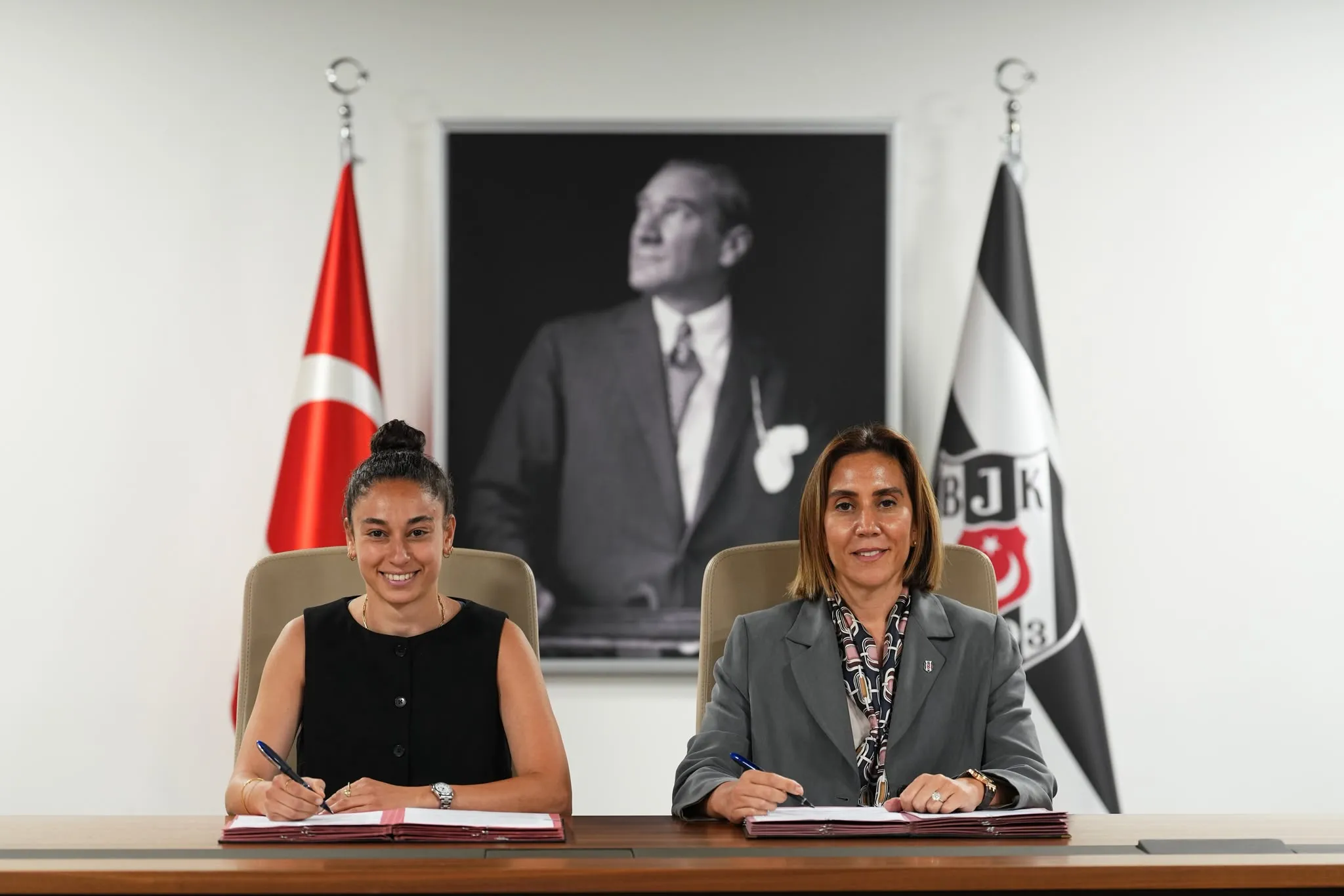 Beşiktaş’tan kadın futbolunda önemli adım: Sahadaki liderler Didem Karagenç ve Başak Gündoğdu kulüp hafızasını geleceğe taşıyacak